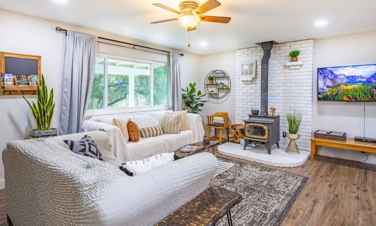 Oakhurst Cottage | Boho Chic style 3-Bedroom cottage near Yosemite, with Firepit/BBQ Grill