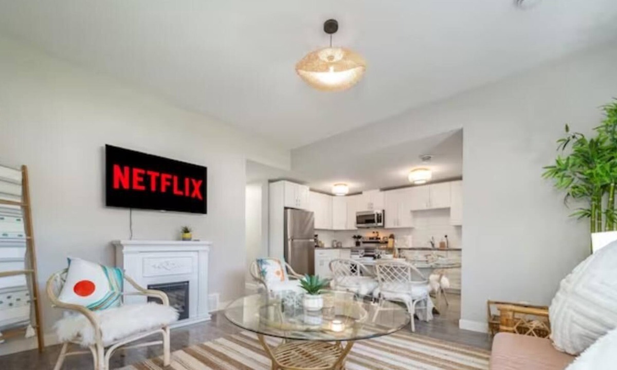 North Central Edmonton House | BoHo Chic Suite - Long Stays - Fireplace - Garage