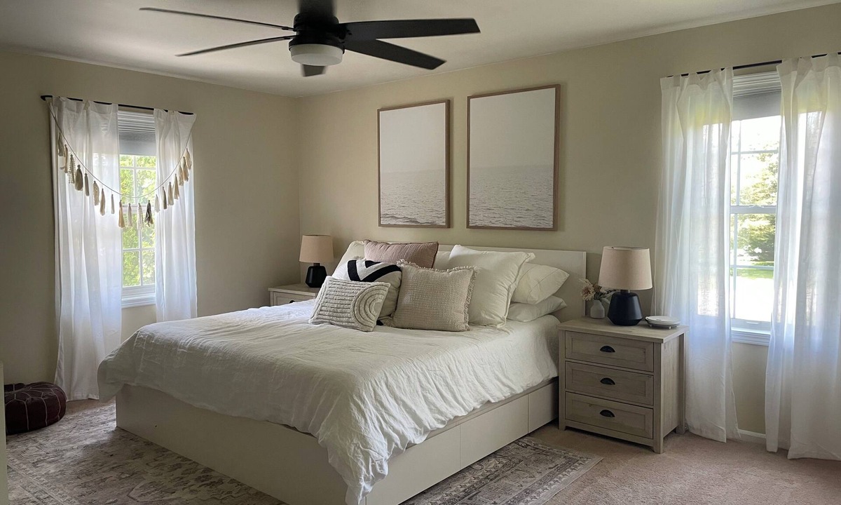 Sheboygan Falls House | Boho Farmhouse - Fire Pit - Huge Backyard-Golfing - Family Friendly