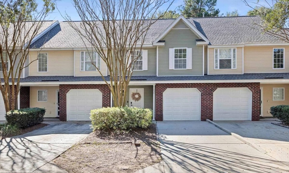 Charleston House | Boho Ferry- Mins from Credit One- Pet Friendly