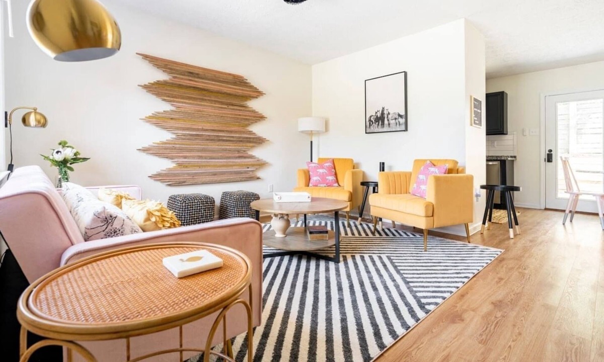 Lexington House | Boho-Glam Bungalow 2 Kings, Fire Pit, Fenced Yard, Prime location