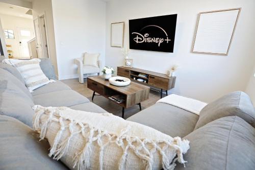 Northwest Edmonton House | BoHo Retreat with King Beds|A/C|Disney+|Near WEM