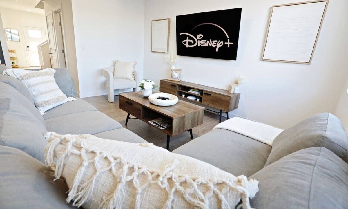 Northwest Edmonton House | BoHo Retreat with King Beds|A/C|Disney+|Near WEM