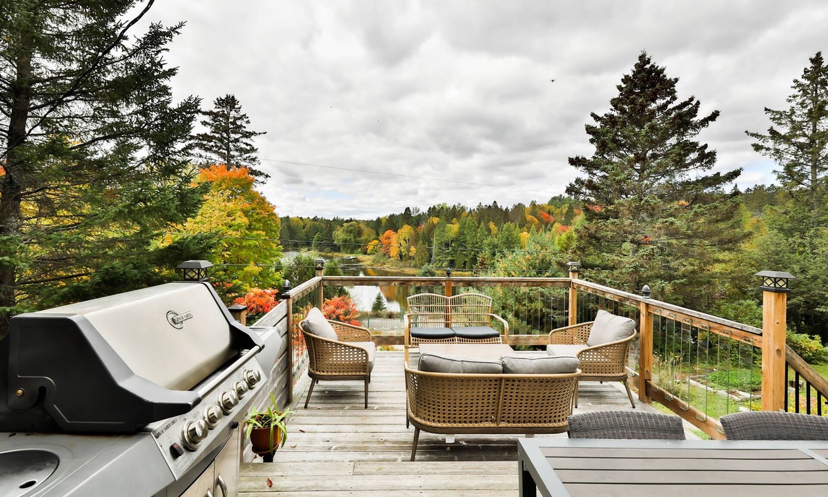 Rawdon Ski Chalet | 🌿 Boho-rustic retreat in nature with panoramic lakefront & mountain views