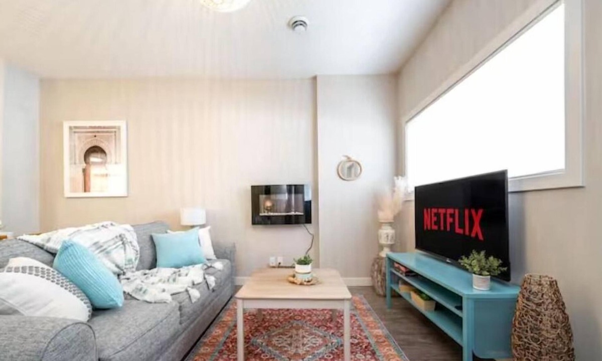 North Central Edmonton House | Boho Suite - Long Stays - King Bed - Fireplace & WiFi