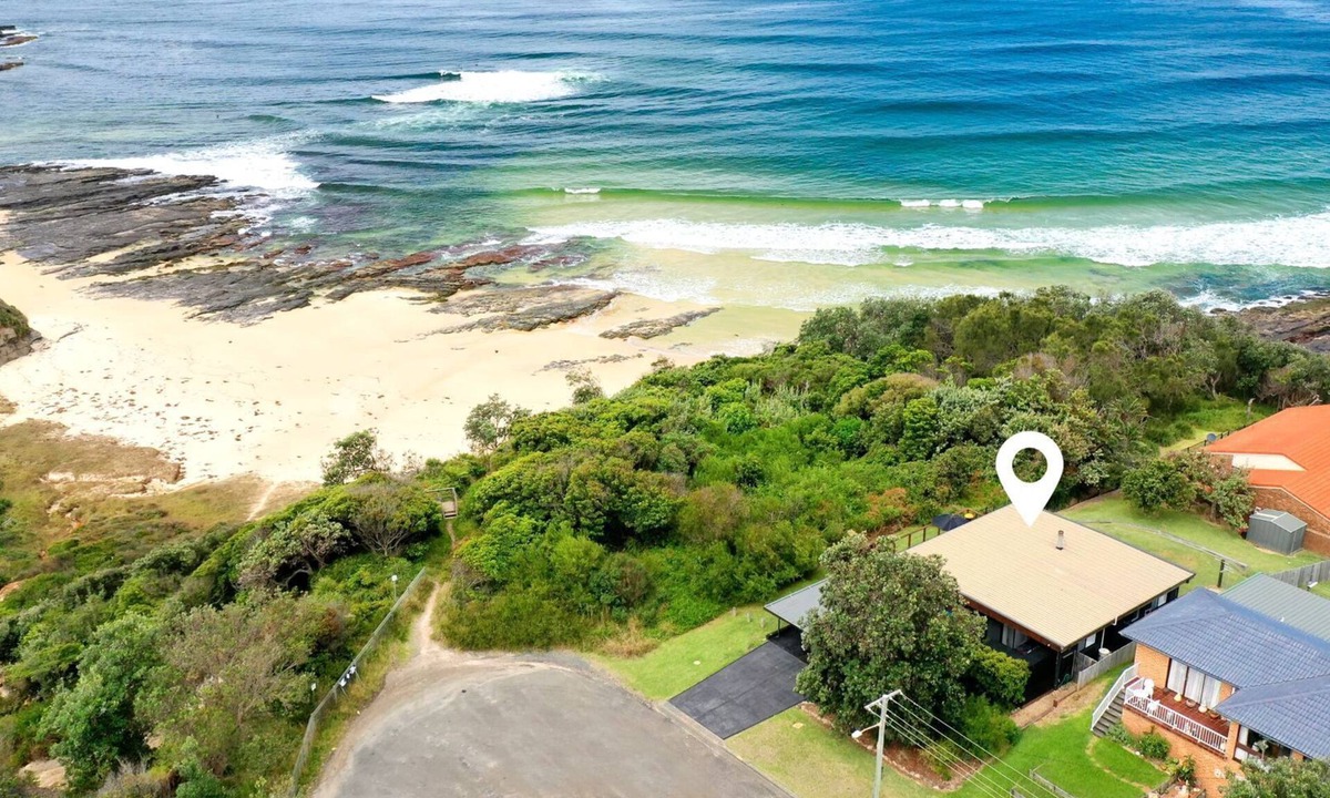Ulladulla House | Bommie Coastal Headland - Stunning spacious home with the beach at your doorstep