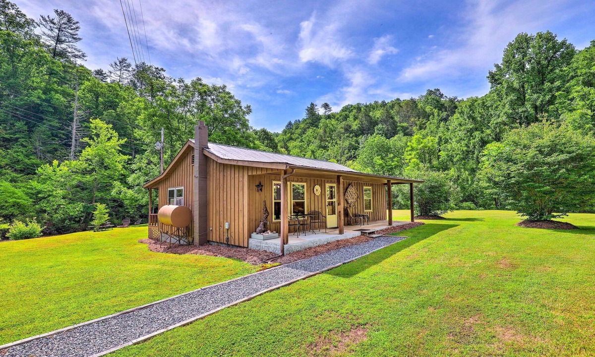 Marshall Cabin | Bonfires & BBQs! Creekside Retreat in Marshall