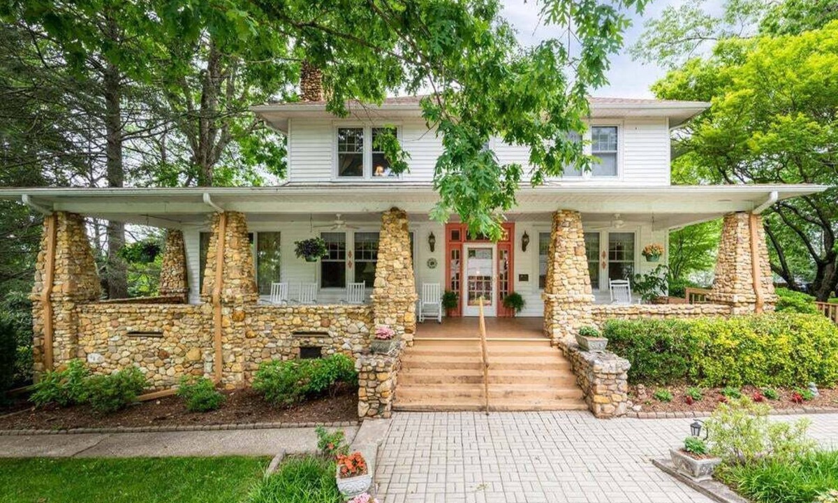 Hyman Heights Historic District House | Bonnie Haven | Historic 10 BR Home in Downtown Hendersonville