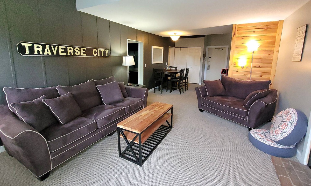 Acme Condo | Book a Spring visit! 2br Grand Traverse Condo- Wifi, ❤ location, sleeps 6!