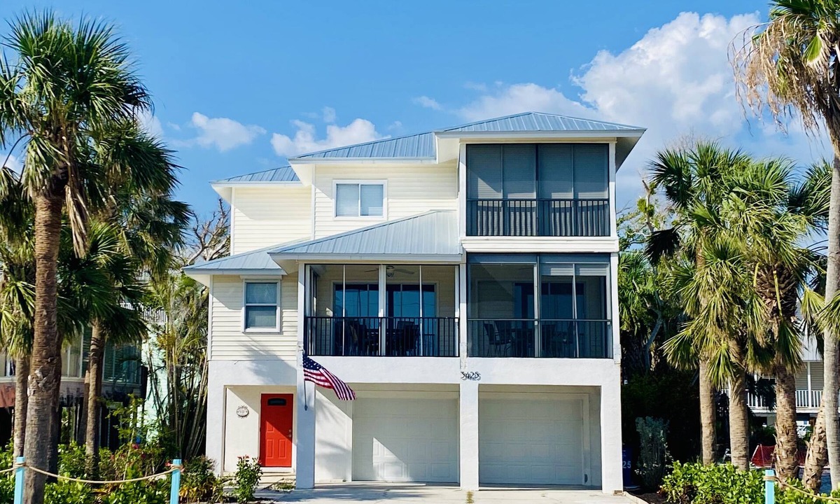 Mid Island House | Book now for spring break specials. Over 25 restaurants and bars open.
