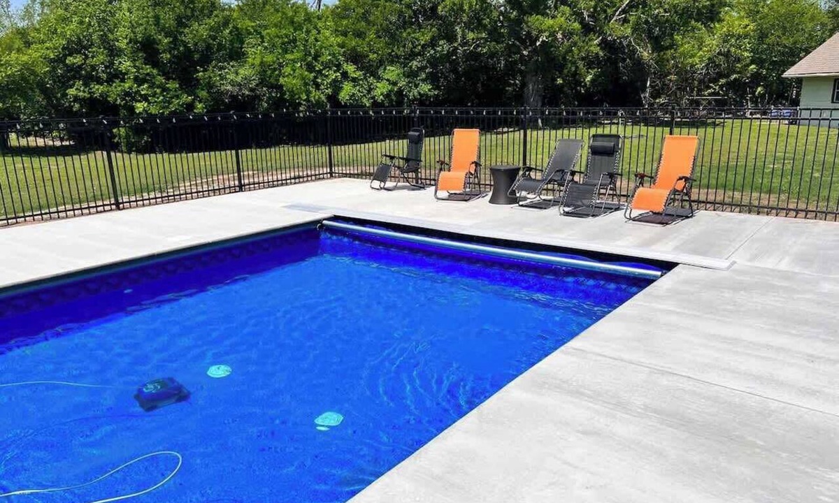 Lawton Villa | Book the Lodge-Pool-hot tub 4 king,14 bed, dine 24