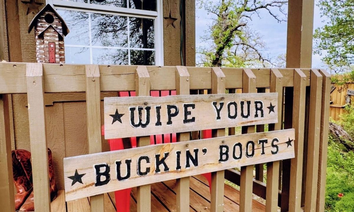 Voca Cabin | Boot Scootin' Boogie Cabin in Castell, TX - Texas Hill Country and Llano.