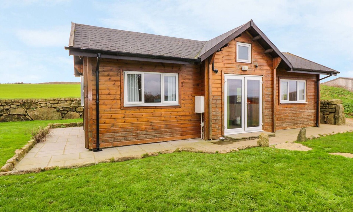 Lamorna Cottage | BORAH LODGE, pet friendly, with hot tub in Mousehole