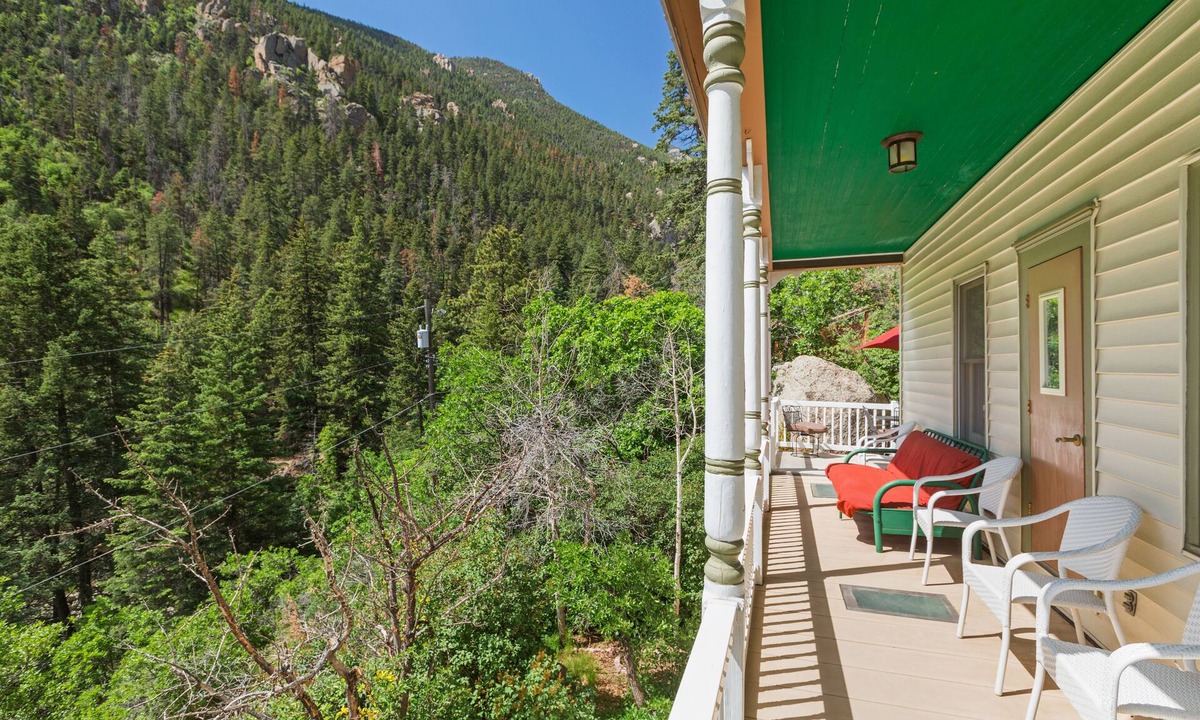 Manitou Springs Cottage | Borders Cog Railway, Manitou Incline, Barr Trail ~ On Private Road ~ HOT TUB!