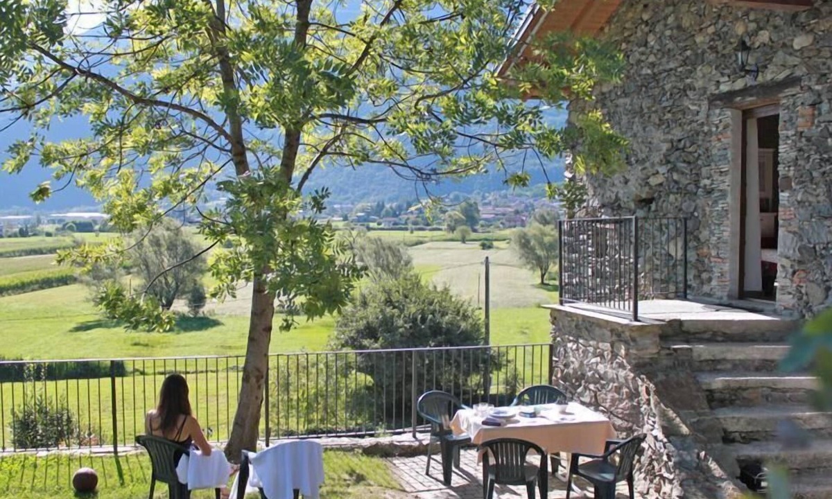 Colico Apartment | Borgo Erbiola Viola Rustico Holiday Apartment with Pool