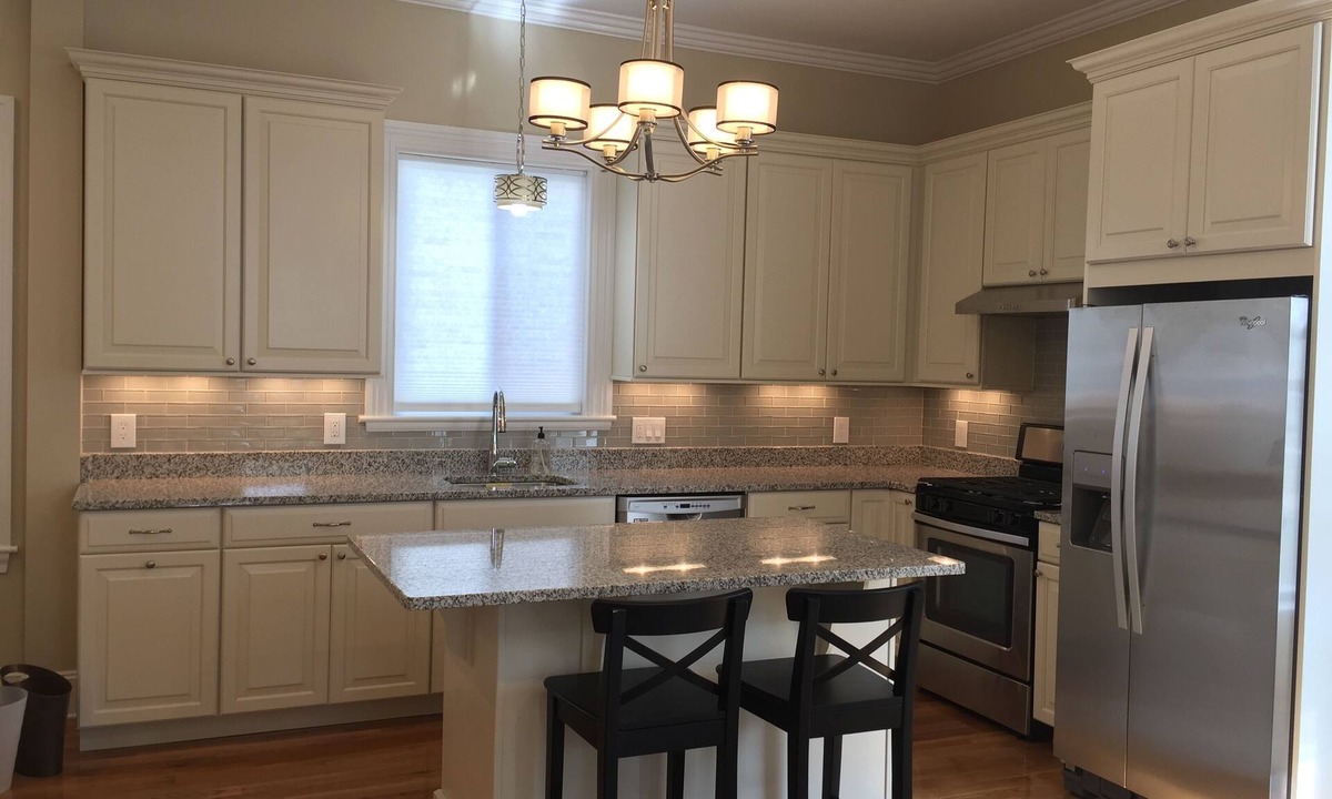 Roslindale Apartment | Boston-Modern Spacious Family Friendly Apartment w/Parking