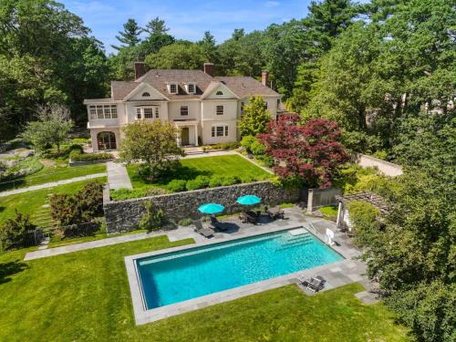 Dedham House | BostonArea Executive Estate for 31 Days w Pool