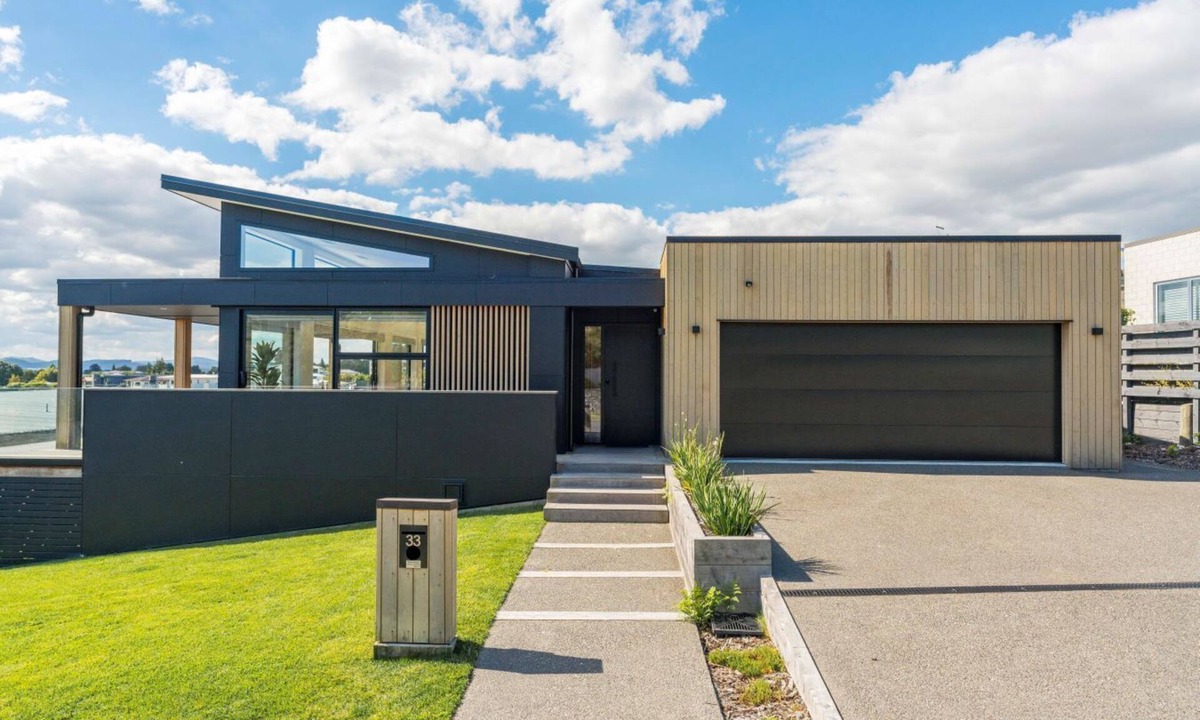 Waipahihi House | Botanical Oasis