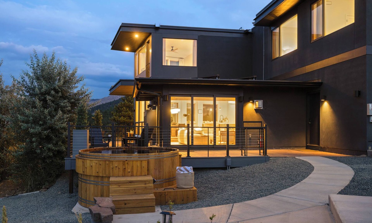 Boulder House | Boulder Luxury: Panoramic Mountain Views, Cedar Hot Tub, Wellness and Romance!