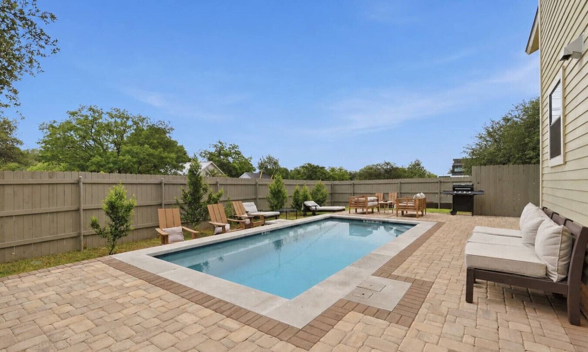 Bouldin House | Bouldin Flat with pool 3 bedroom 2 bath 2K 2Q