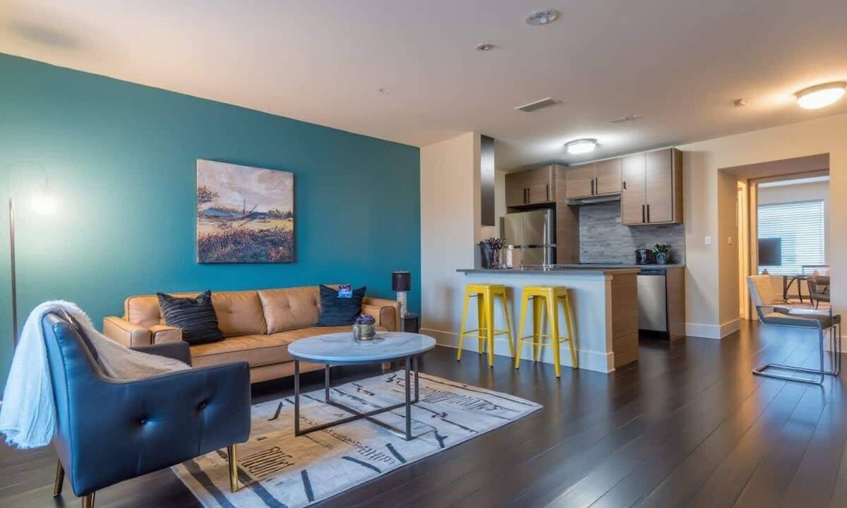 Riverside Apartment | Boulevard Stays 8 mins to Downtown King Bed Pool, Parking Gym 01