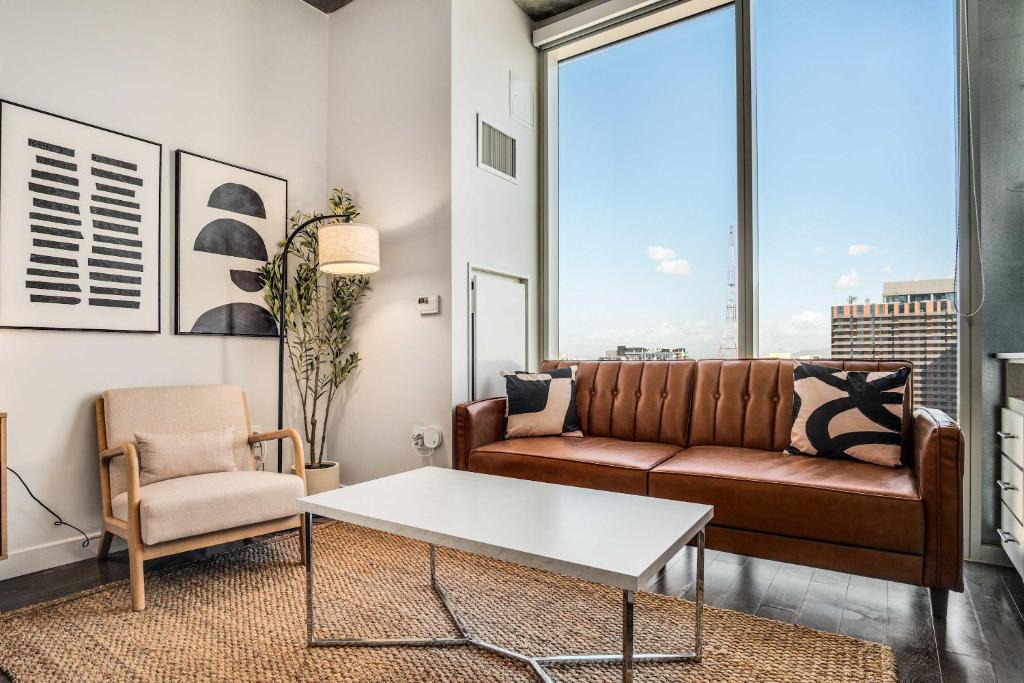 Downtown Phoenix Apartment | Boulevard Stays Highrise STU Sky Pool Parking Gym 21