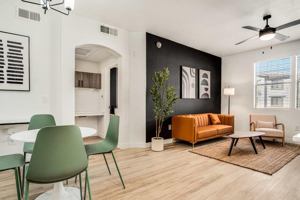 Glendale Sports and Entertainment District Apartment | Boulevard Stays Luxe 1BR by Stadium Pool Parking Gym 07