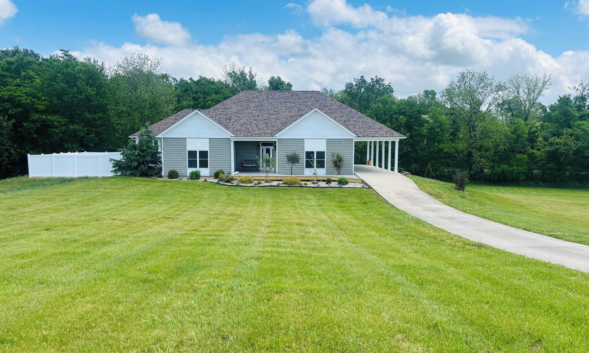 Springfield House | Bourbon Trail POOL Zone! HotTub! PoolTable! PingPong! GoldenTee! BigYard! PETS!
