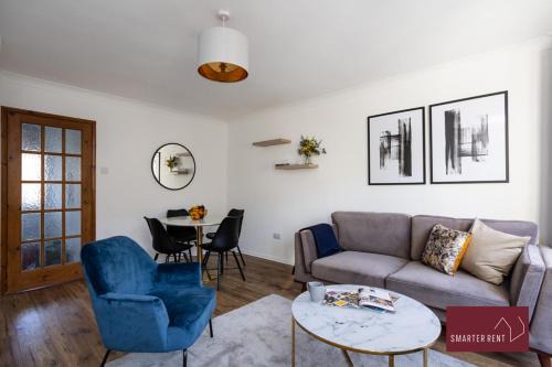 Bracknell House | Bracknell -Garden Driveway Parking 2Bed