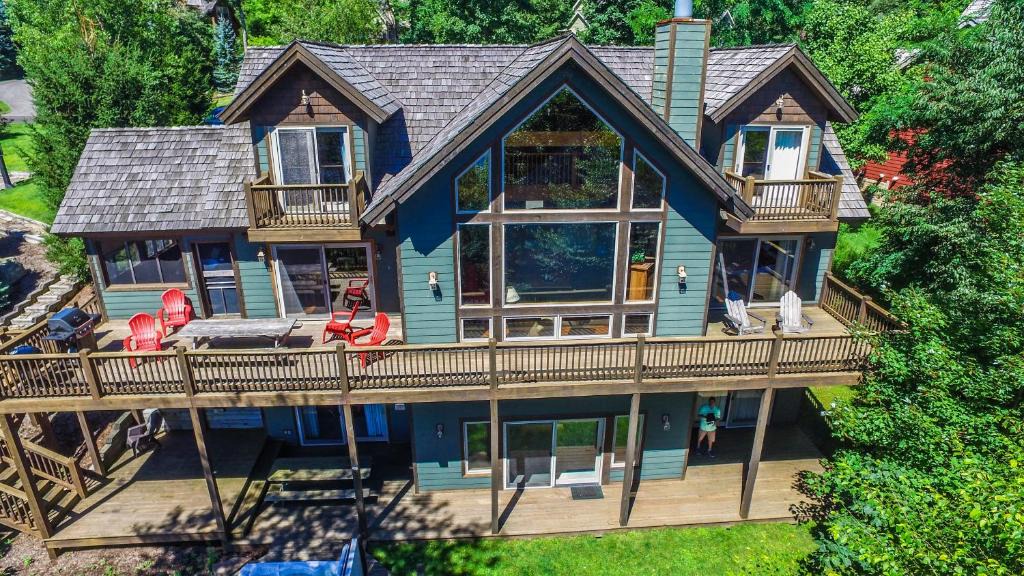 McHenry House | Braeside Six-Bedroom Holiday Home
