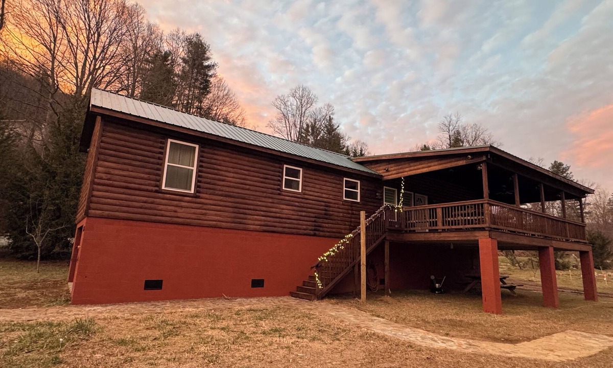 Newland Cabin | BRAND NEW 2-bedroom Riverfront Pet Friendly Cabin in charming Newland