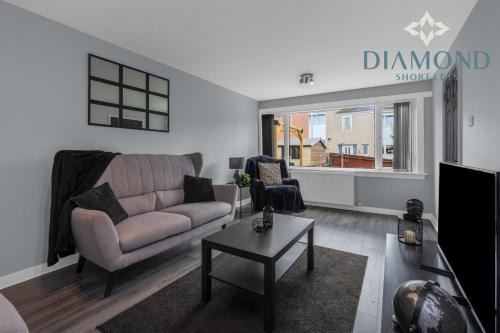 Rosyth House | Brand New 4 Bedroom House - Sleeps 4 Fully Equipped, Free Parking, WiFi, Perfect for CONTRACTORS by Diamond Short Lets