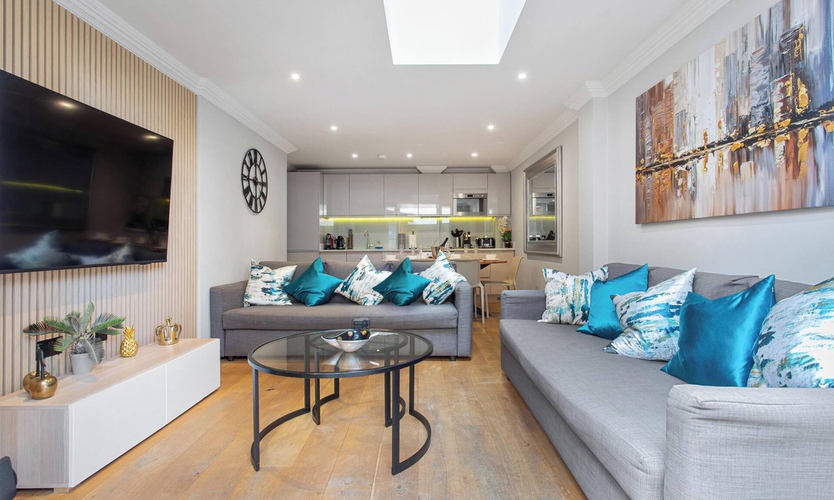 Islington Apartment | Brand New Development. 5 Star Luxury flat with garden
