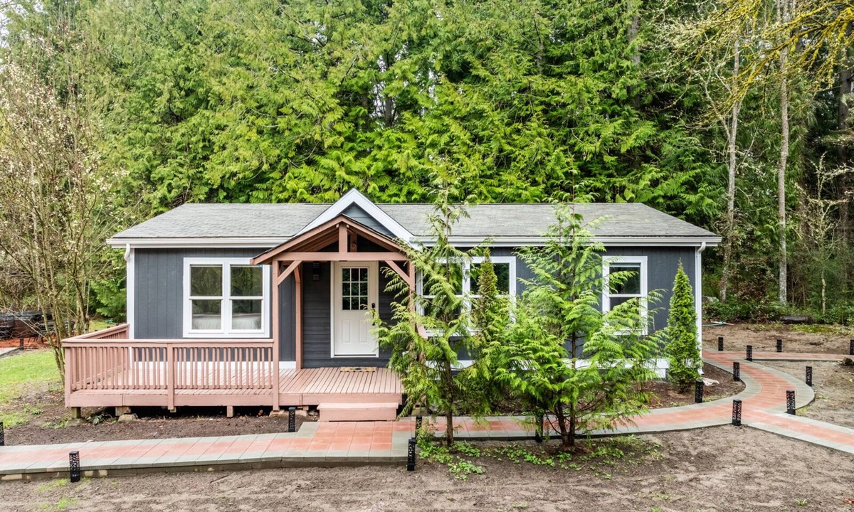 Rollingbay House | Brand New Home On 4 Acres With Private Hot Tub