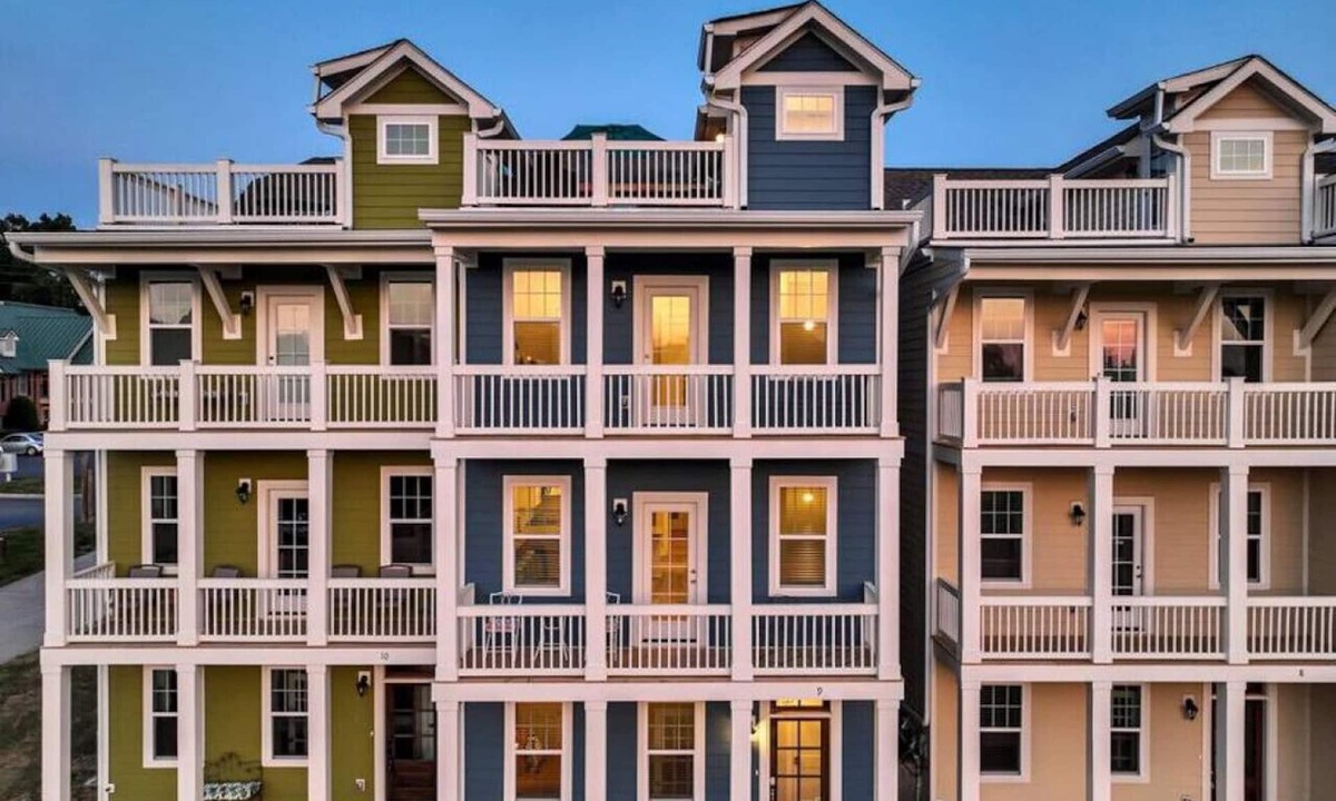 Lakewood House | BRAND NEW LISTING DISCOUNT! - 'The Look Out' at Turtle Bay Marina