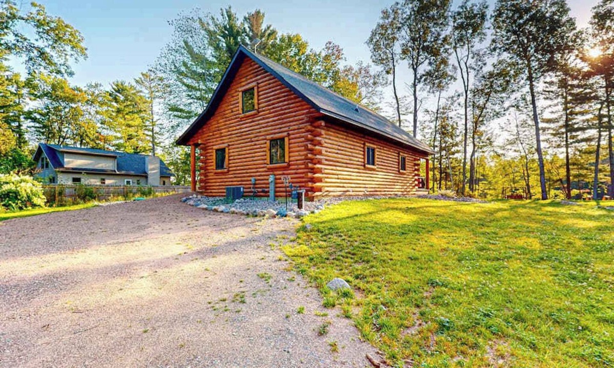 Tomahawk House | Brand-new riverfront cabin with a open layout, gas grill, and W/D - dog-friendly