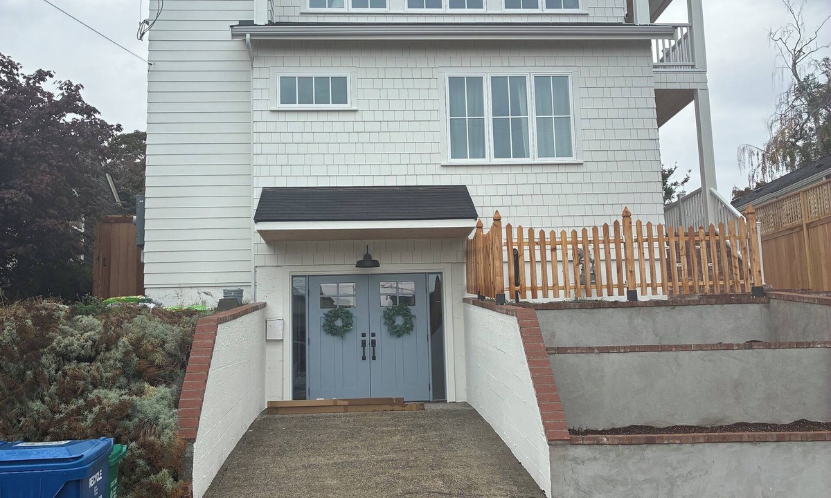 Alki House | Brand new separate apt from brand new house in Alki. Steps to water!