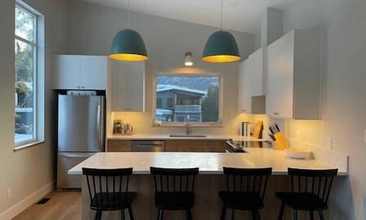 Fernie House | Brand-new ski-in apartment/Private hot tub/AC