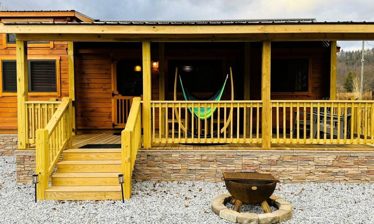Frank Cabin | Brand New Tiny Home Cabin #2 w/full kitchen, bathroom, 3 bedrooms, wifi, 2 TVs