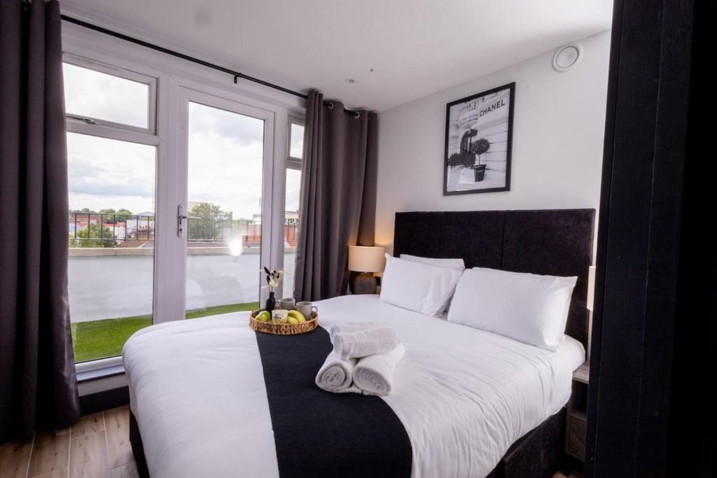 Borehamwood Apartment | Brand-New Top-Floor Flat with Stunning Balcony & Parking