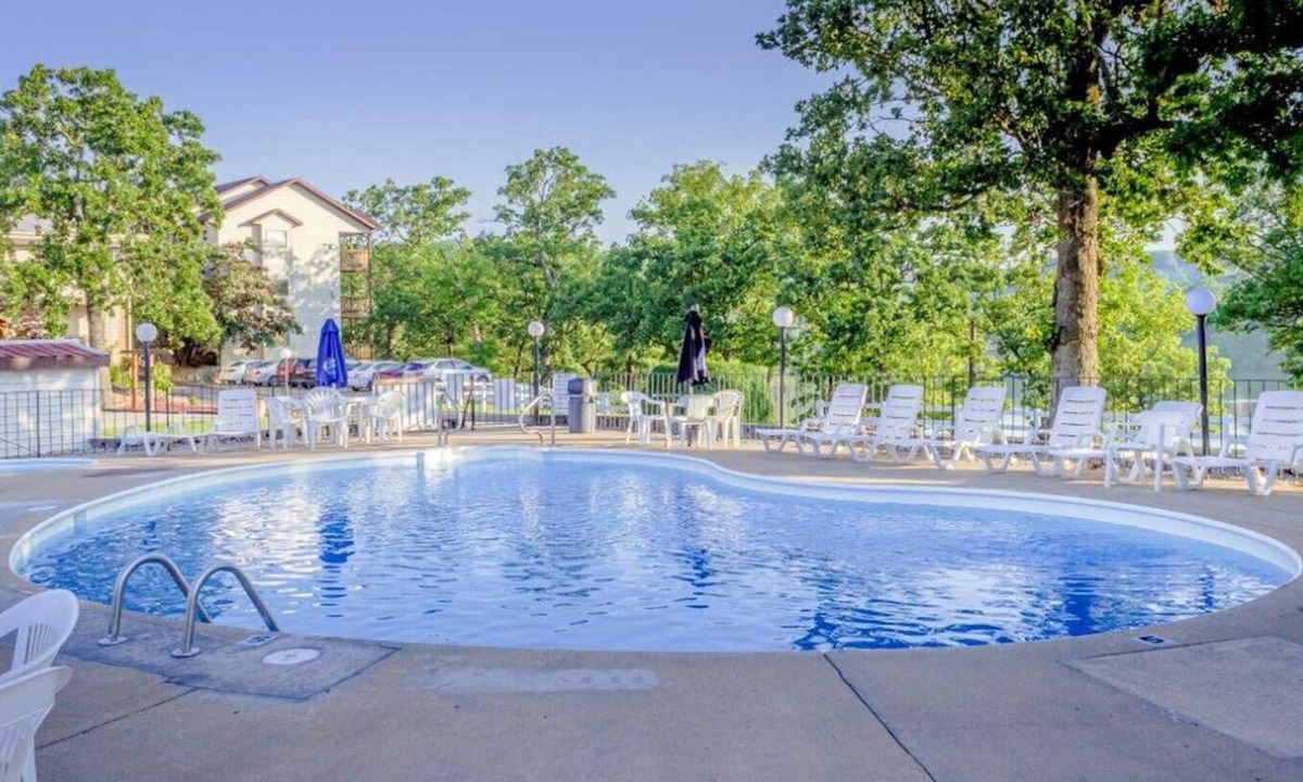 Indian Point Apartment | Branson Condo on Table Rock Lake with Pool and WiFI near Silver Dollar City