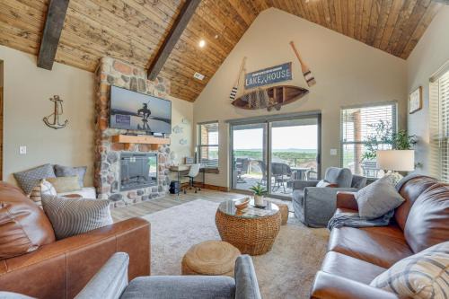 Table Rock House | Branson Log Cabin Near Silver Dollar City & Lake!