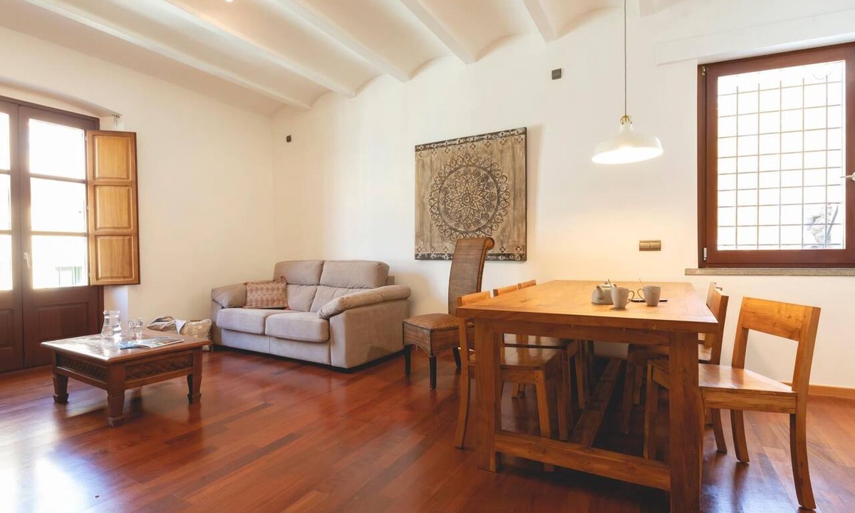 Old Town Apartment | Bravissimo Mercaders 6, 3-bedroom apartment in the city center of Girona