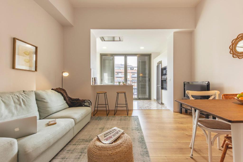 Eixample Apartment | Bravissimo Riu Onyar, modern 3 bedroom apartment