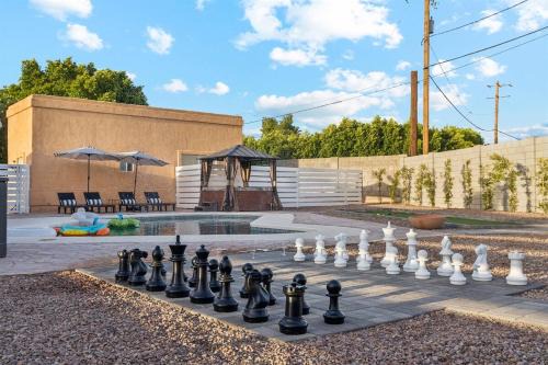 Sherwood Towne House | Bray House - Epic Shared Backyard - Pool - Games