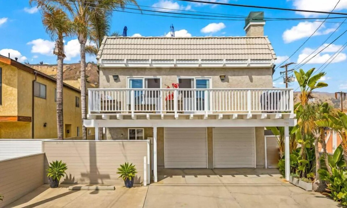 Mussel Shoals House | Breakers by the Beach - 1 minute walk to beach