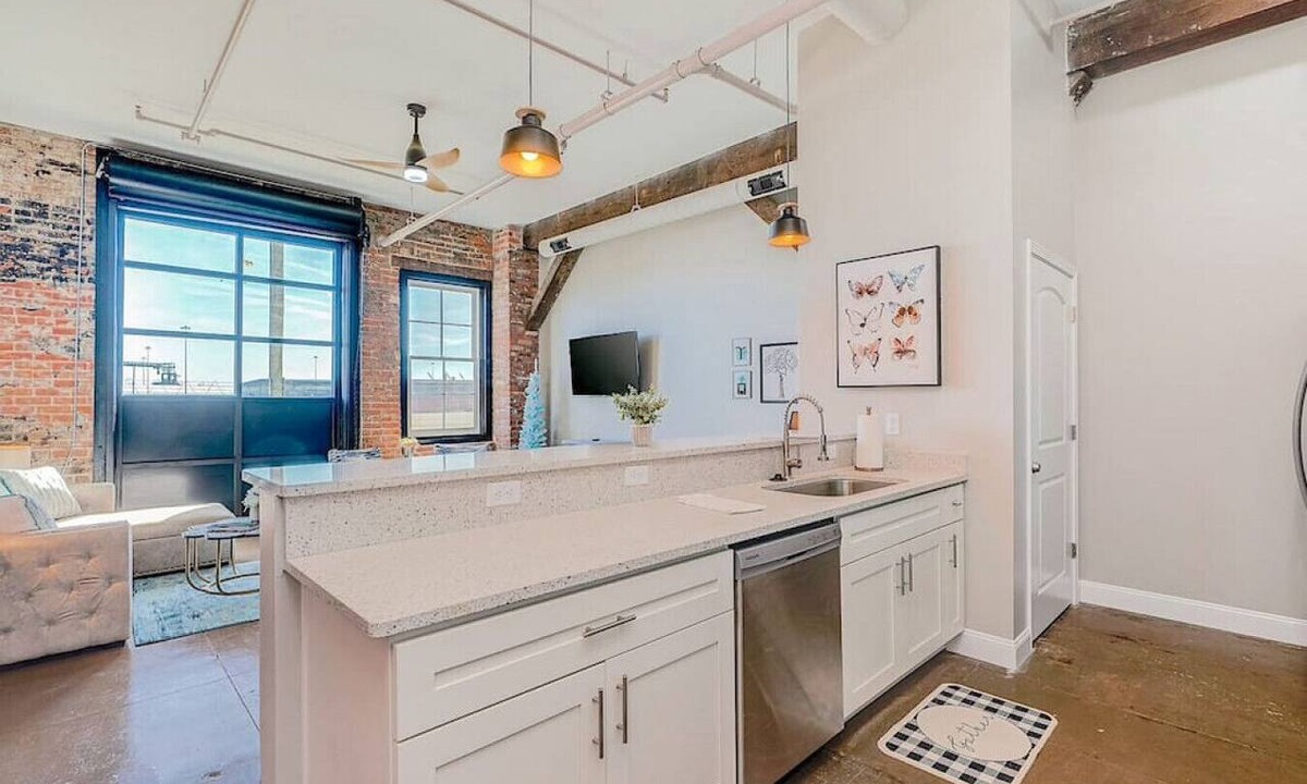 Newport News Apartment | ❤️Breakfast @ Tiffany's❤️Downtown Newport News!