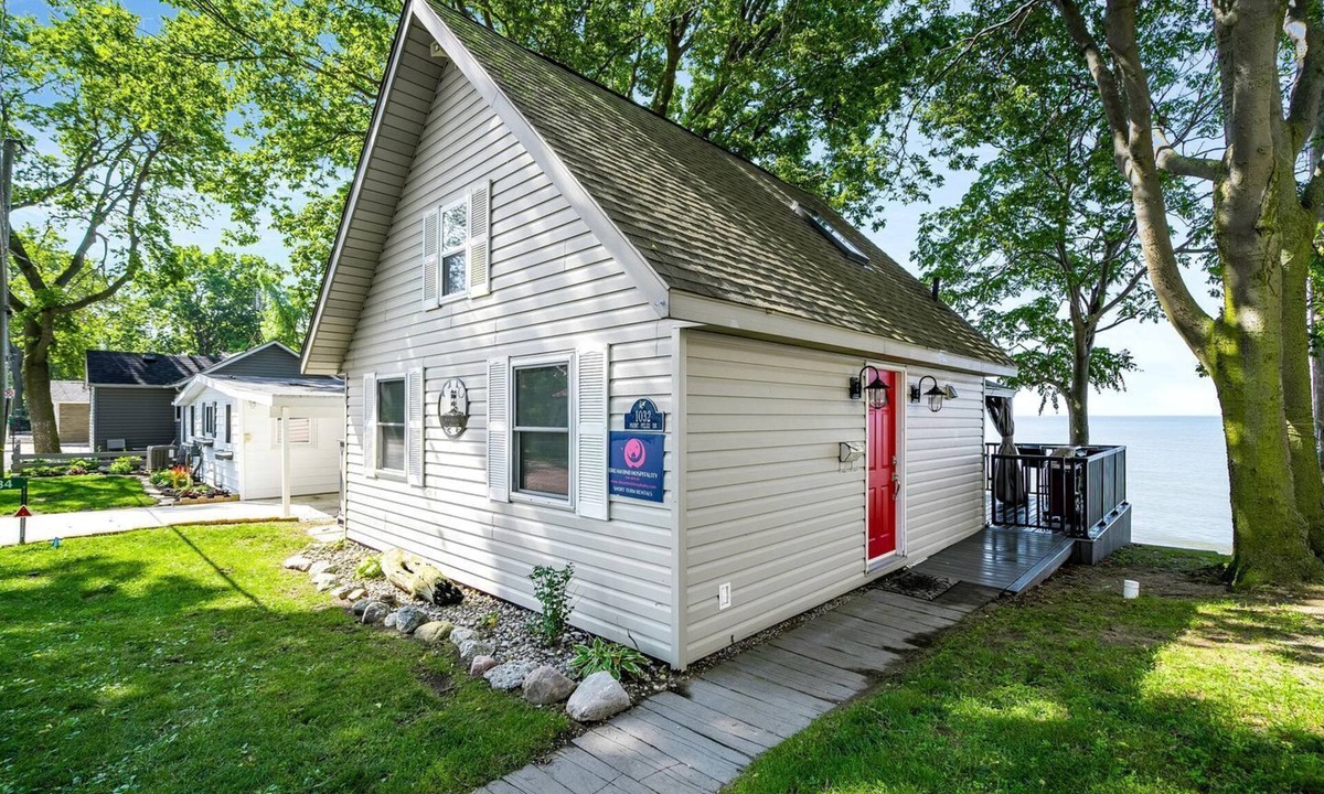 Leamington Cottage | Breathtaking Beachfront Cottage with Nice Sights in Leamington, Ontario