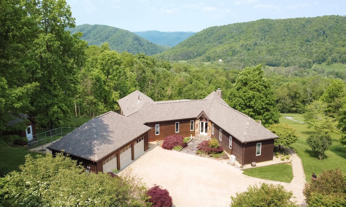 Hot Springs House | Breathtaking Mountain Views Near Omni Homestead Resort!