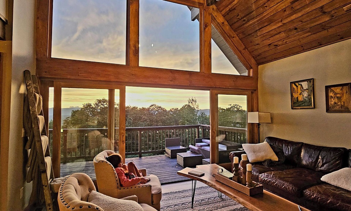 Andover House | Breathtaking Mountain Views and Sunsets, fully renovated, luxury VT retreat,